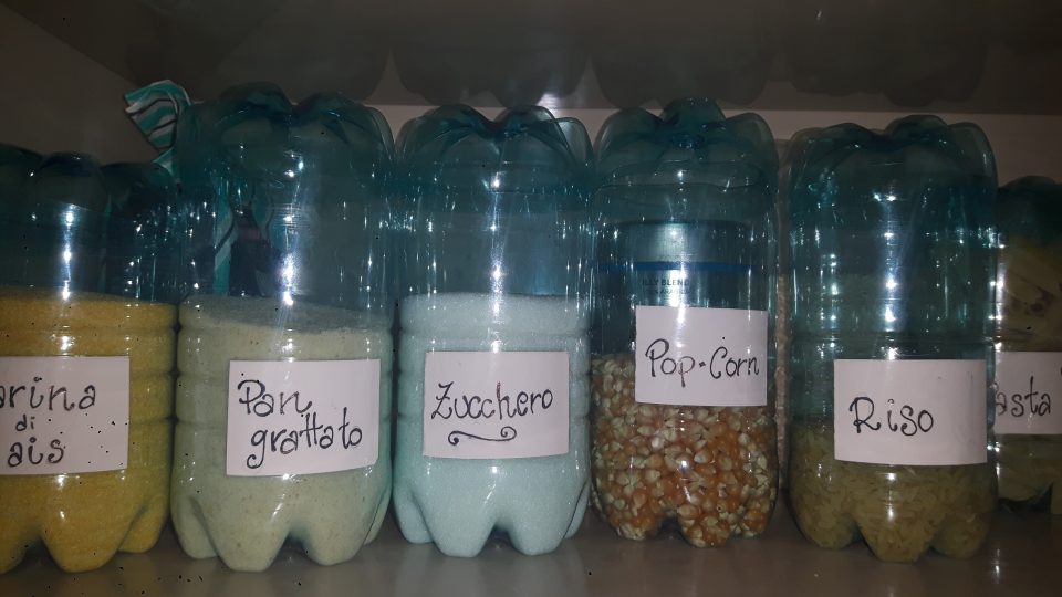 oggetti per la cucina con bottiglie di plastica
