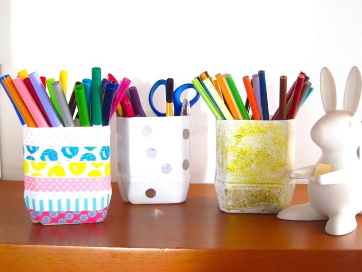 organizer con bottiglie di plastica